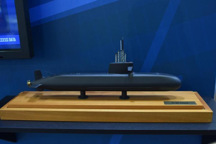 ▲美國國務院日前批准了對台潛艦「行銷核准證」是允許其中一家廠商與台灣洽談（包括進行詳細技術性簡報）潛艦戰系的輸出，而另一家廠商則是透過「技術協助協議」獲准對台灣提供潛艦戰系的技術協助。若無美商的協助，台灣潛艦國造的前景並不樂觀，圖為洛馬公司在2017年台北國防展中展示的柴電潛艦模型。（圖／軍情與航空提供）
