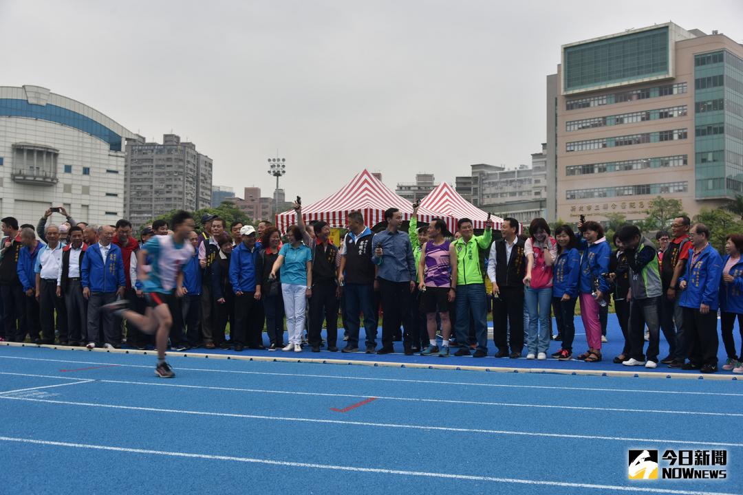 ▲新北市三重綜合運動場PU跑道重新啟用，歡迎民眾來體驗世大運規格的藍色跑道。（圖／記者蔡琇惠攝，2018.04.11）