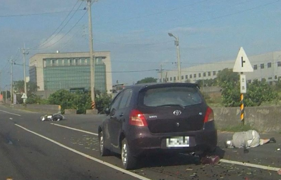 ▲一輛酒駕的小客車駕駛追撞無辜的機車騎士，導致騎士彈起重摔在地。（圖／翻攝自臉書台南諸事會社）