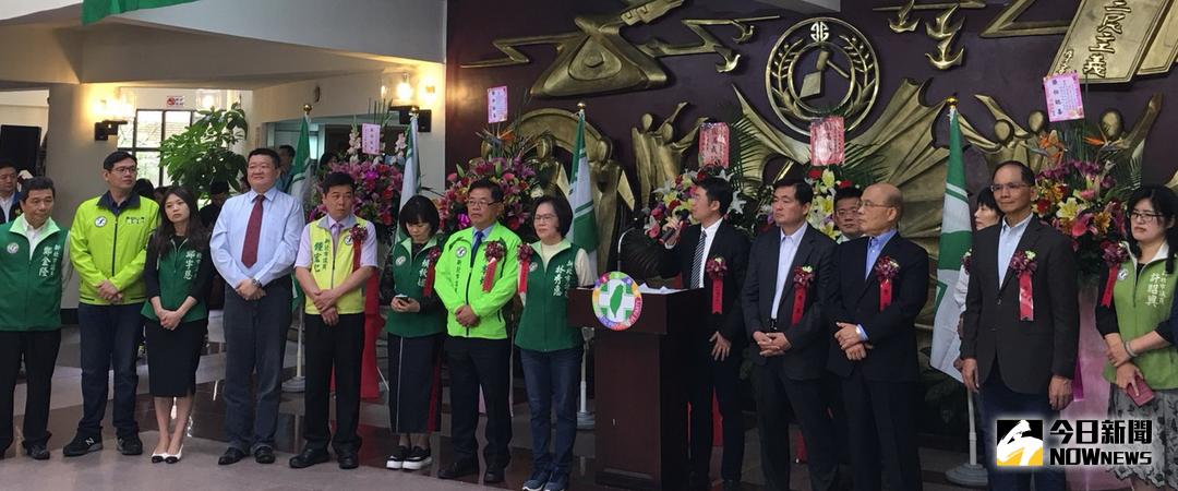 ▲新北市需要有經驗的人來帶領！民進黨新北市議會黨團總召李坤城說，未來將與前行政院長蘇貞昌一同努力，用政策、願景爭取市民的支持。（圖／記者陳志仁攝，2018.04.12）