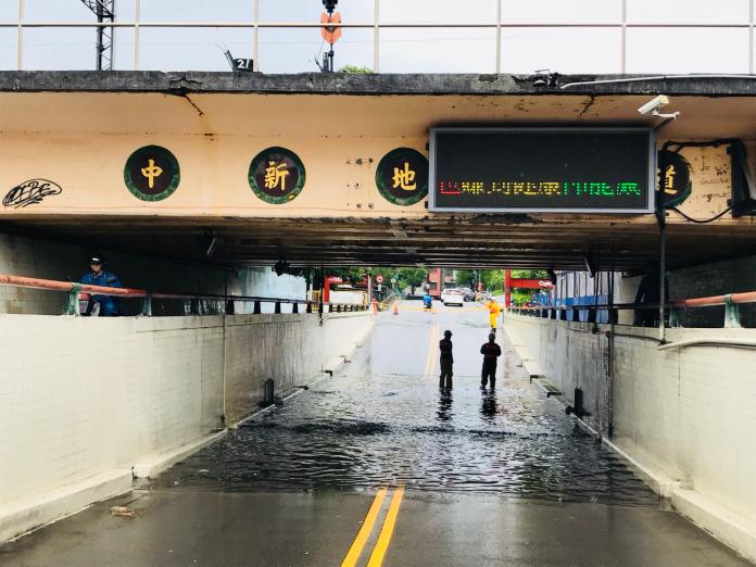 桃園急驟雨　水漫地下道
