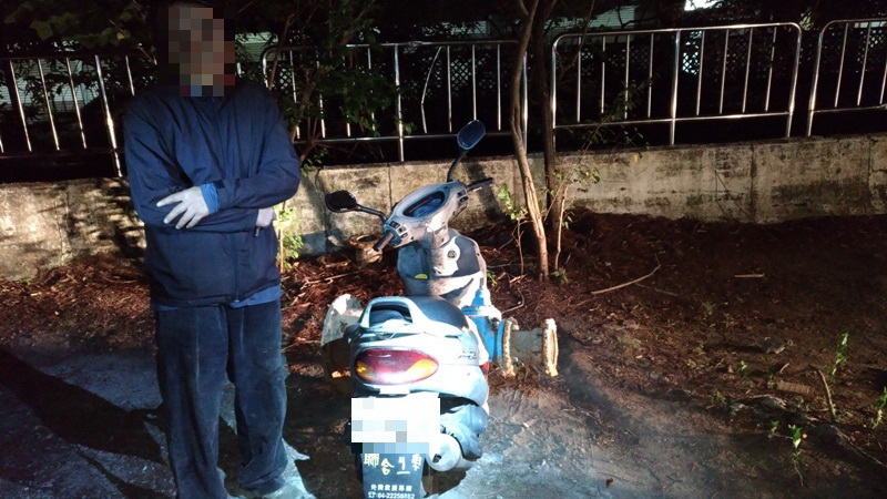 ▲潘嫌機車踏墊上載滿了止水閥等工具，被張桂霖分局長當場逮獲。（圖／嘉義市警二分局提供）