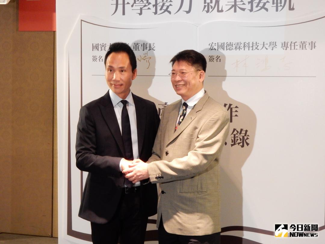 ▲國賓隸屬於仰德集團，掌門人為第三代許育瑞（圖左），領軍事業版圖橫跨食衣住行育樂。圖為2018年4月，宏國德霖科技大學與與國賓大飯店簽訂產學合作備忘錄，圖左為時任宏國關係企業副董事長林鴻志。（圖／NOWnews資料照片）