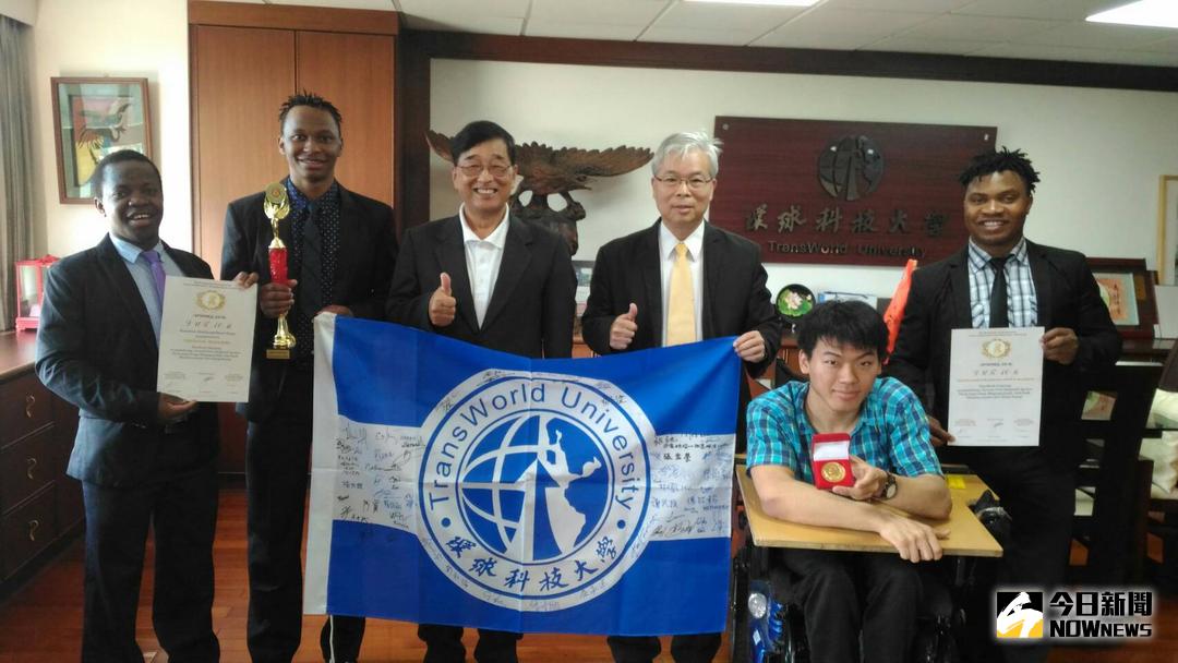 ▲非洲馬拉威學生阿實、阿廣、阿崙和本地學生黃健彰獲得俄羅斯阿基米德國際發明展1金牌及1特別獎的至高榮譽。（圖／記者蘇榮泉攝,2018.04.12）