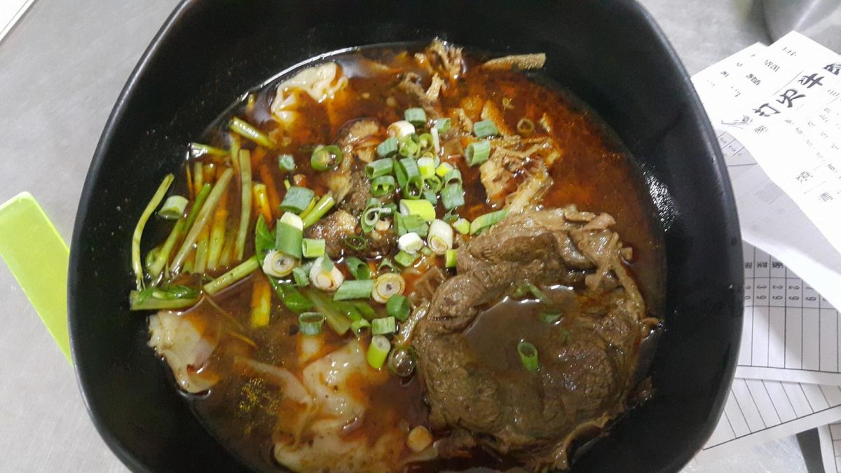 ▲低收母女在店門口徘徊 1 小時，老闆見狀暖心端出待用餐惹哭網友。（圖／翻攝自《義消》打火牛肉麵臉書）