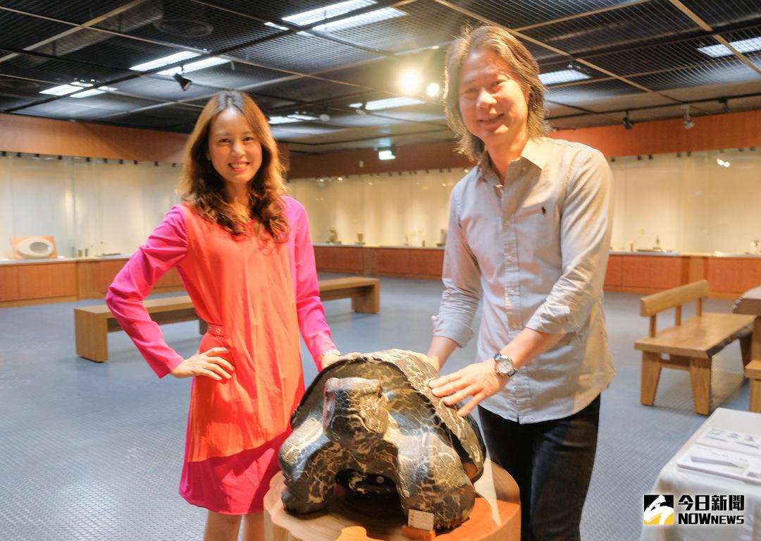 ▲鄭階和\\(右\\)以黑曜石打造重達118公斤的石龜，正在其石雕作品展「境」展出。（圖／記者常似虎攝 , 2018.04.13）