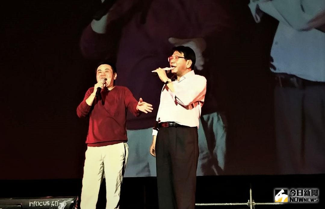 ▲「台灣多桑」蔡振南與潘孟安縣長同台飆歌台語經典歌曲「黃昏ㄟ故鄉」。（圖／記者陳宗傑攝,2018.04.13）