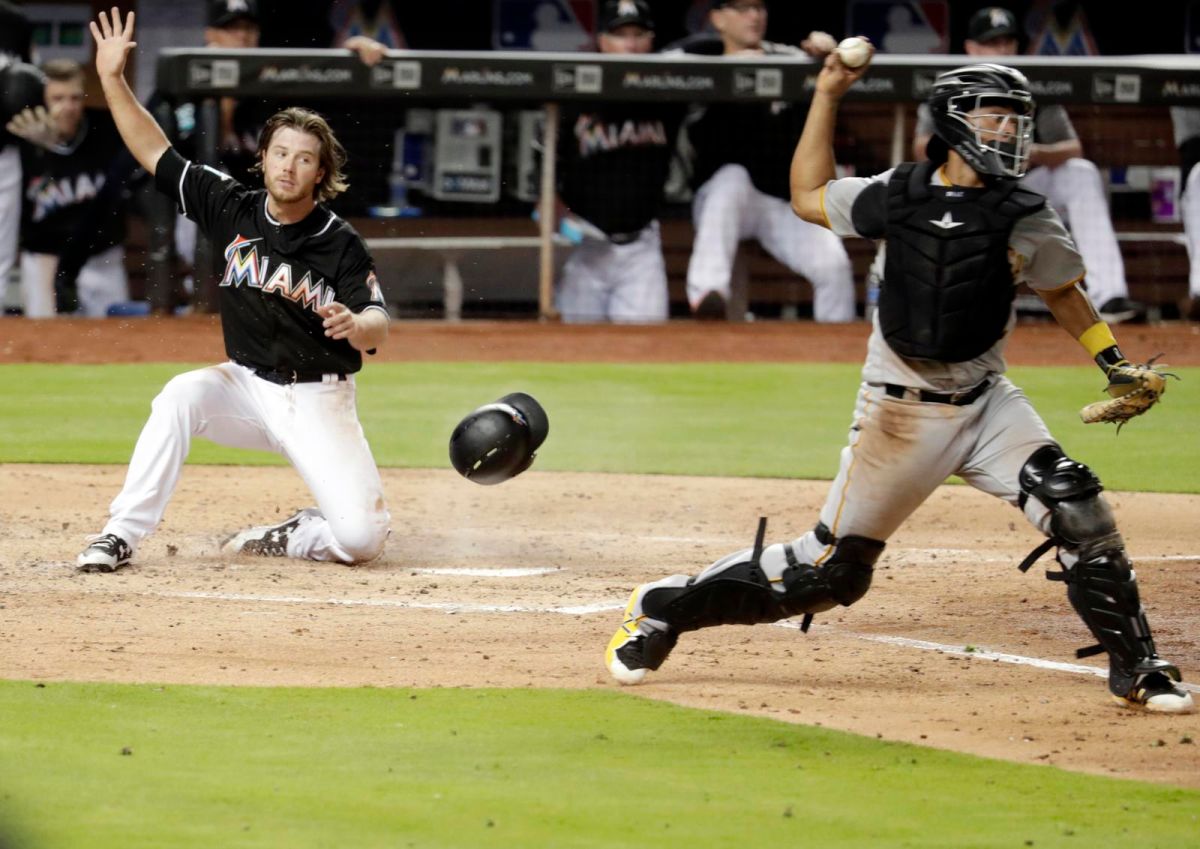 ▲海盜捕手Elias Diaz發生傳球失誤。（圖／美聯社／達志影像）