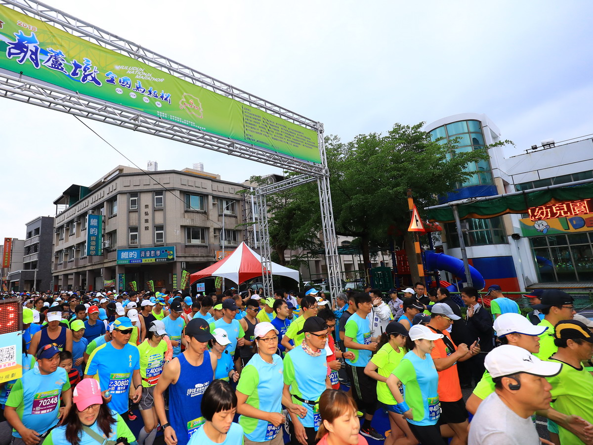 ▲第八屆「葫蘆墩全國馬拉松」15日清晨從豐原區葫蘆墩國小開跑，吸引約5,000人參加。(圖／台中市政府運動局提供2018.4.15)