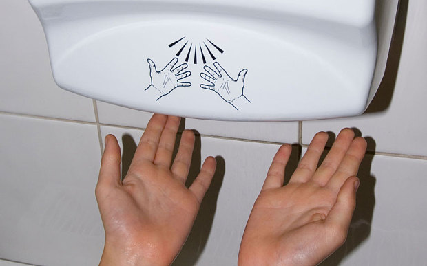 公廁烘手機有夠髒？美研究：噴發「糞便細菌」沾滿手
