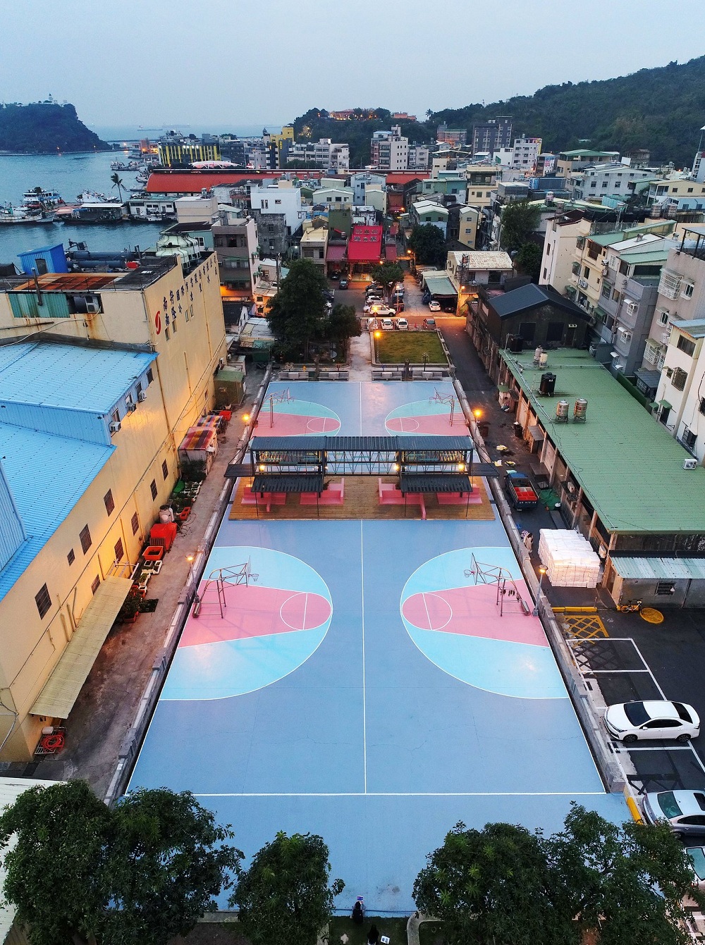 ▲高雄市捷興一街的「繽紛海濱鬥牛場」日前獲得「建築園冶獎」，卻因球場設計問題引發爭議。（圖／翻攝自「建築園冶獎」臉書）