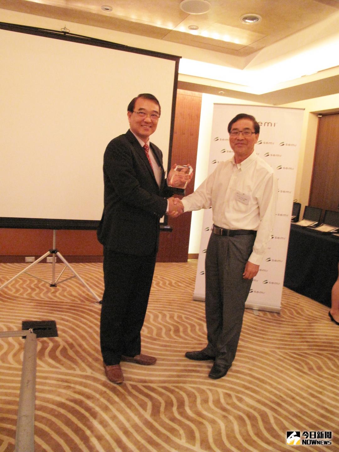 ▲張秉衡董事長（圖右）將SEMI太陽光電委員會主席交棒給廖國榮董事長（圖／SEMI提供）