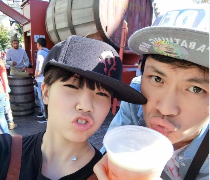 ▲黃鐙輝對於老婆萁萁\\(左\\)呵護備至，兩人時常放閃曬恩愛。（圖／翻攝黃鐙輝臉書，2018.04.16）