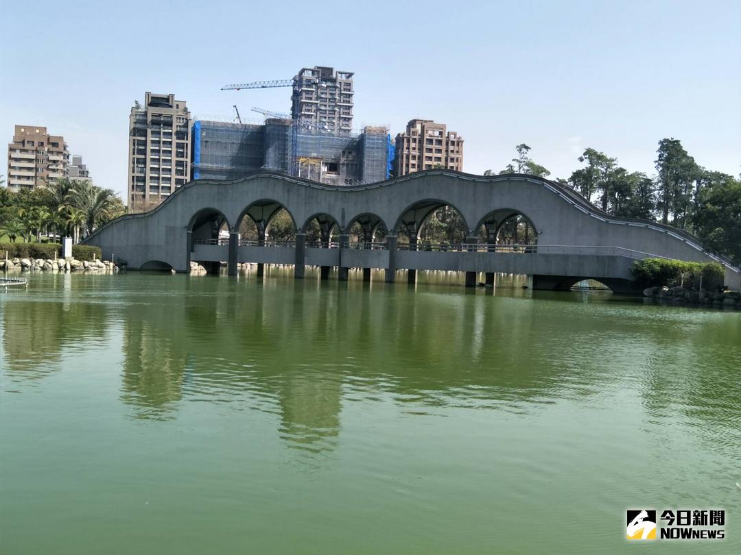 ▲南屯區豐樂公園水池發惡臭，建設局將仿效台中公園日月湖進行大規模清淤工程。（圖／柳榮俊攝 , 2018.4.16\\)