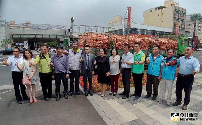 ▲4家在地企業購買6000袋屏東洋蔥直送台北捐贈給弱勢團體。（圖／記者陳宗傑攝,2018.04.15）