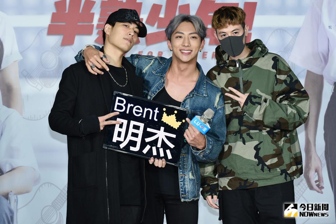 ▲SpeXial團員子閎（左一）、Teddy（右一）現身相挺明杰演出的網路劇。（圖／記者林柏年攝 , 2018.4.16）