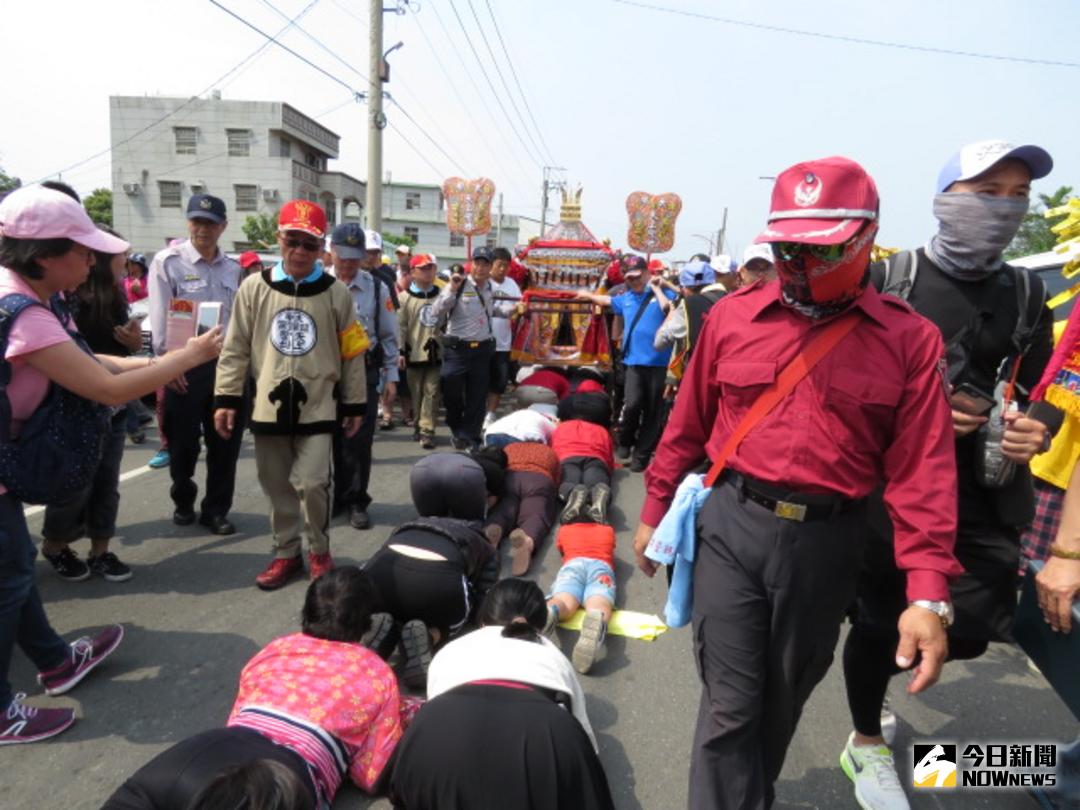 ▲信眾們俯身鑽媽祖神轎。（圖／記者陳鐘聲攝 , 2018.04.16）