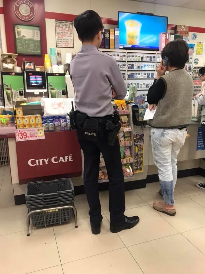 ▲網友目擊有奧客在超商取貨後立即要求直接退貨，還強迫店員退款。（圖／翻攝自《爆料公社》）