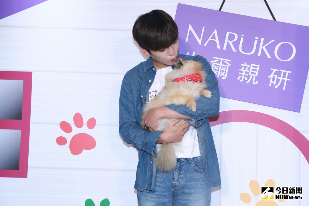 ▲畢書盡帶著愛犬公主出席用愛守護浪浪公益活動記者會。（圖／記者葉政勳攝 , 2018.04.17）