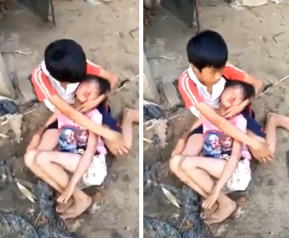 ▲小哥哥坐在地上，抱著身受重傷的妹妹，令人看了十分不捨。（圖／翻攝自Youtube , 2018.4.17）