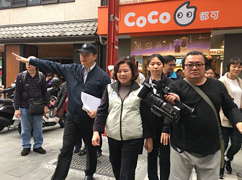 ▲手搖飲業者今年2月曾承諾會配合勞基法、保障工讀生權益，勞動部長許銘春（前左2）17日帶隊突擊勞檢手搖飲店。中央社記者吳欣紜攝107年4月17日