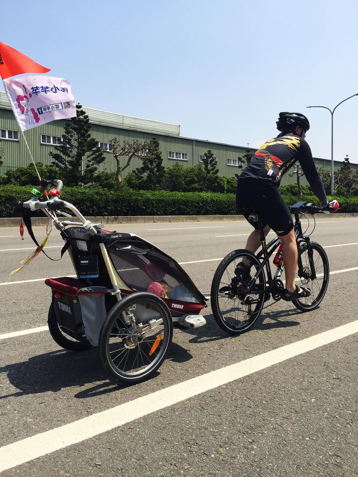 ▲父載罕病女童單車環島，曬「黑絲襪照」樂喊：「我們回家了！」（圖／翻攝自芊芊小羽臉書）