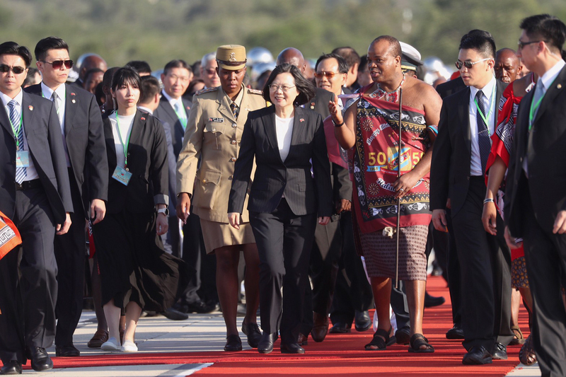 ▲蔡英文總統（前右4）17日出訪非洲友邦史瓦濟蘭，於當地時間下午抵達史瓦濟蘭，史國國王恩史瓦帝三世（King Mswati Ⅲ）（前右3）親自在機場迎接。（圖／中央社）
