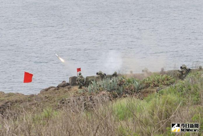 ▲2017年漢光33號演習在澎湖舉行，部隊發射鏢槍飛彈演練攻擊登陸部隊。（圖／記者呂炯昌攝 ）