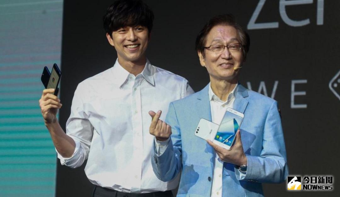 ▲傳董事長施崇棠\(圖右\) 6月要退休一事，華碩表示，此屬於董事會職權，將以董事會決議公告為準，目前不便評論。圖左為代言人孔劉。（圖／記者葉政勳攝 , 2017.08.17）