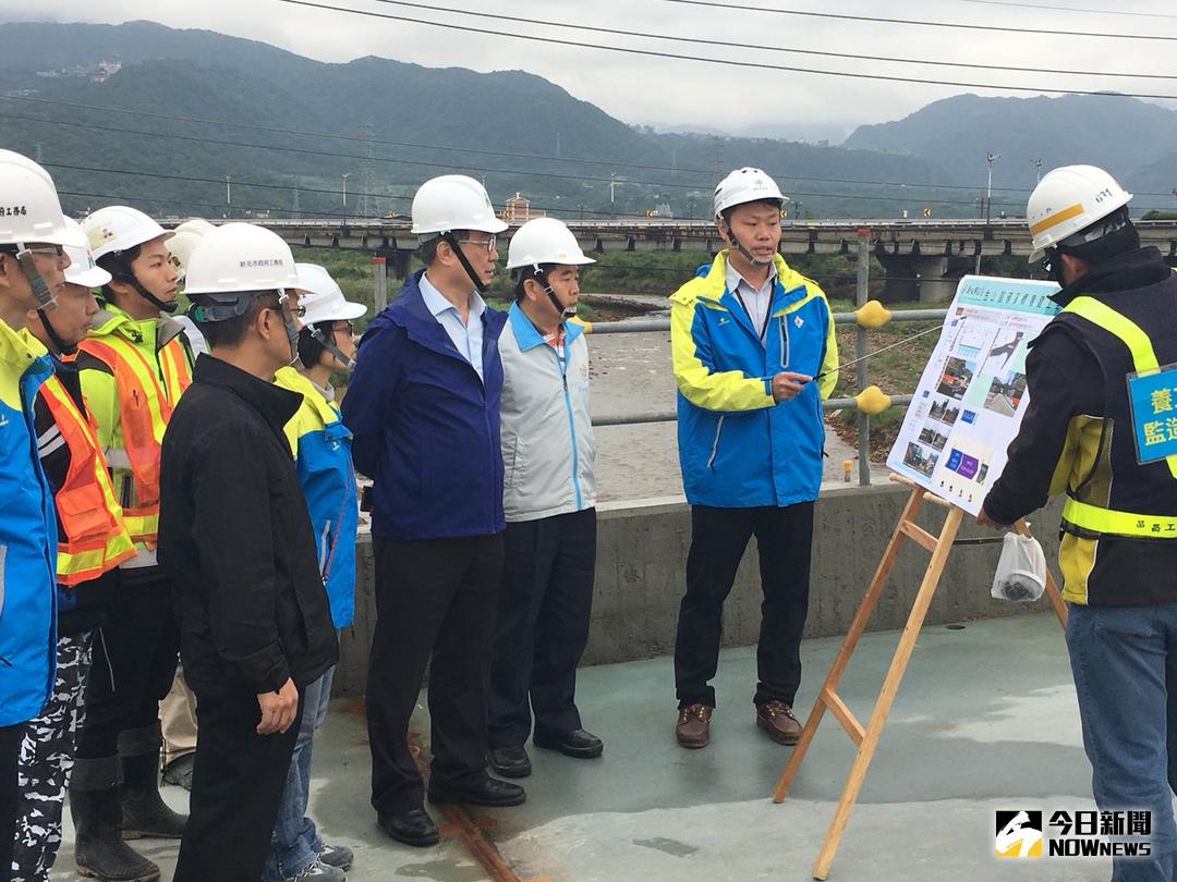 ▲新北市副市長李四川在工務局副局長林茂盛、養工處長祝惠美及金山區長陳國欽的陪同下，前往金山區的磺溪橋視察，了解工程的進度。（圖／記者陳志仁攝，2018.04.18）