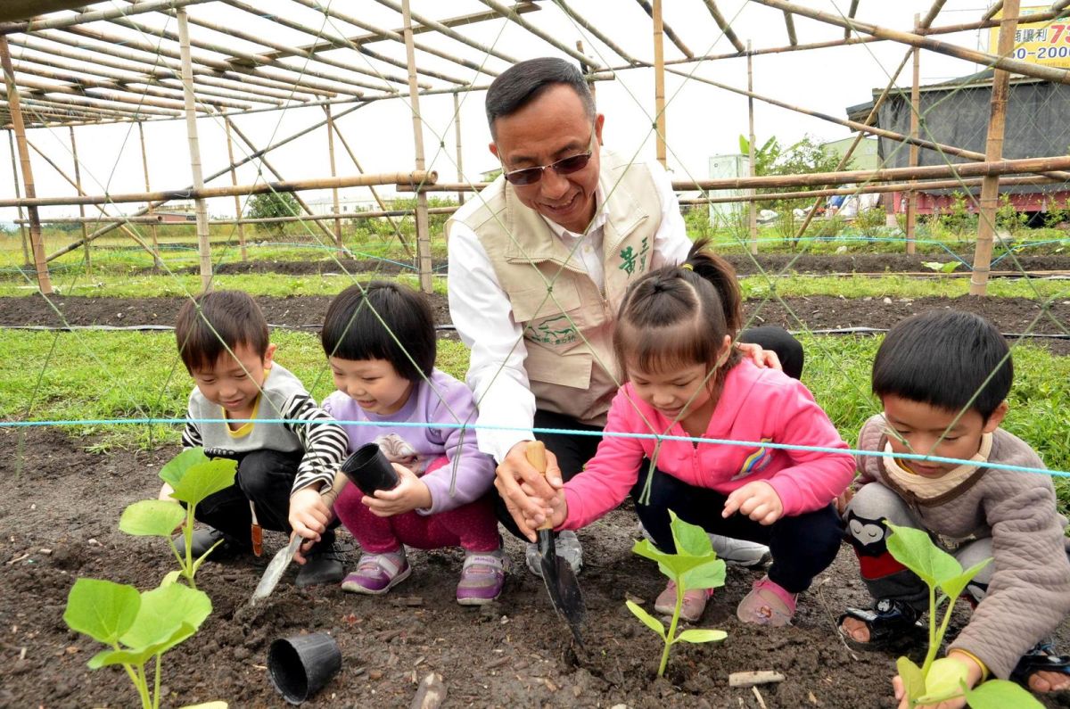 ▲三星鄉長黃錫墉帶領小朋友種瓜苗，為營造結滿瓜果的綠意廊道做準備。（圖／三星鄉公所提供 , 2018.04.18\\)