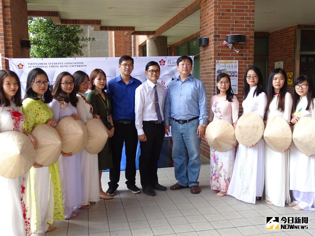▲成大教授蔣為文率越南學生邀民眾週末感受異國風情。（圖／記者黃文博攝，2018.04.18）