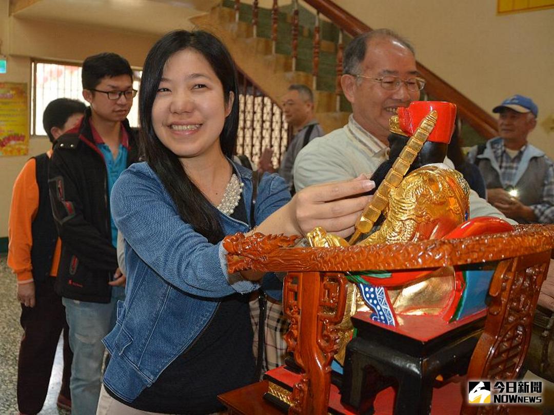 ▲信眾摸著財神爺的鬍鬚以祈助財氣。（圖／記者郭政隆攝影2018.4.18）