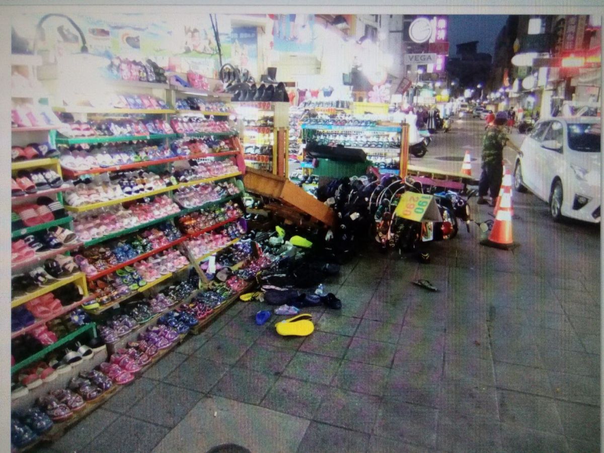 ▲嘉義市著名的文化路夜市4名犯嫌於鞋店亂砸敲打，並推倒鞋架後搭乘車輛快速離去。（圖／長榮派出所提供）