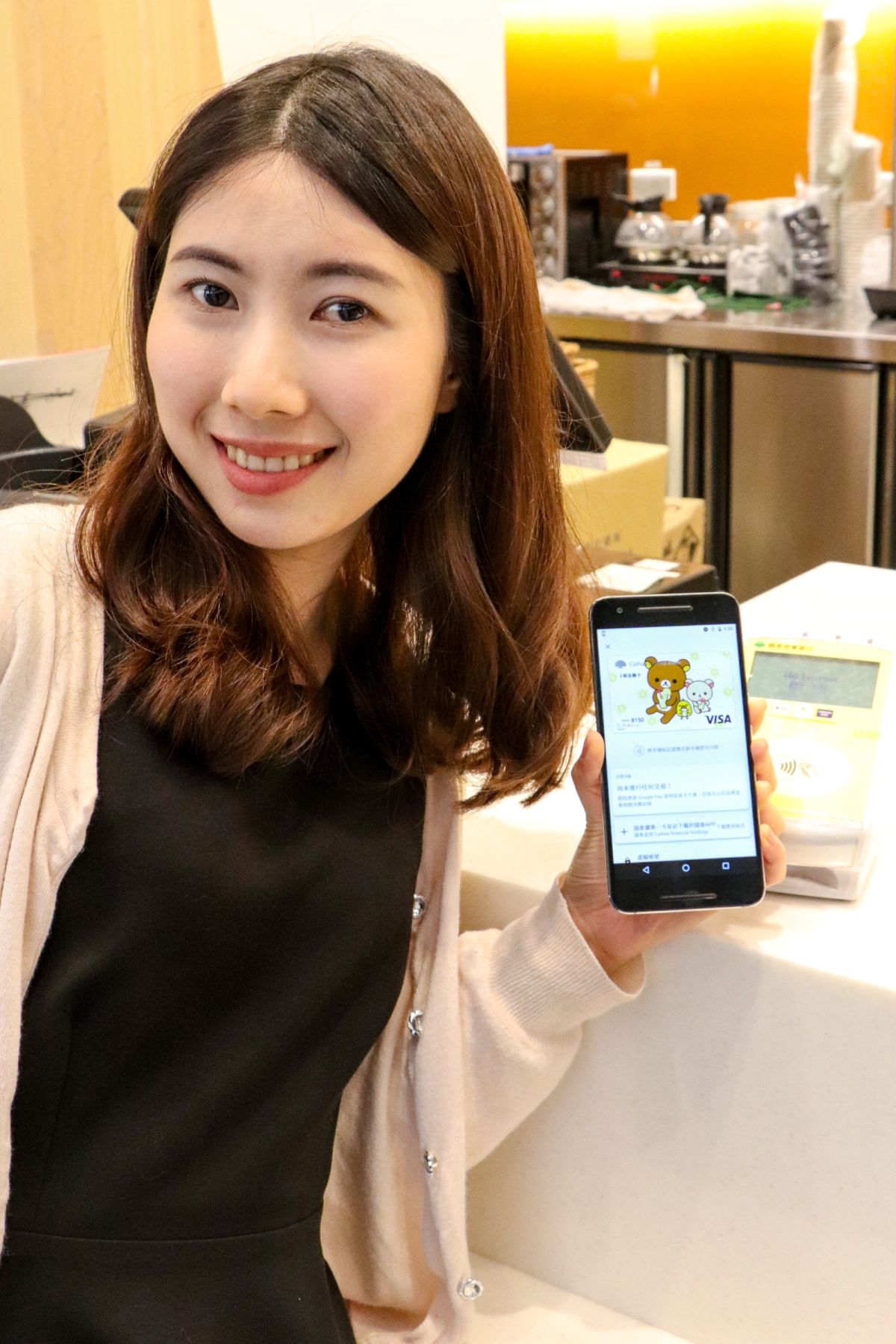 ▲沒有信用卡也能用手機支付，國際行動支付 Google Pay 和 Samsung Pay 開放綁定簽帳金融卡，包括國泰世華銀行、台新銀行、玉山銀行、渣打銀行都祭出綁卡優惠。（圖／國泰世華銀行提供）