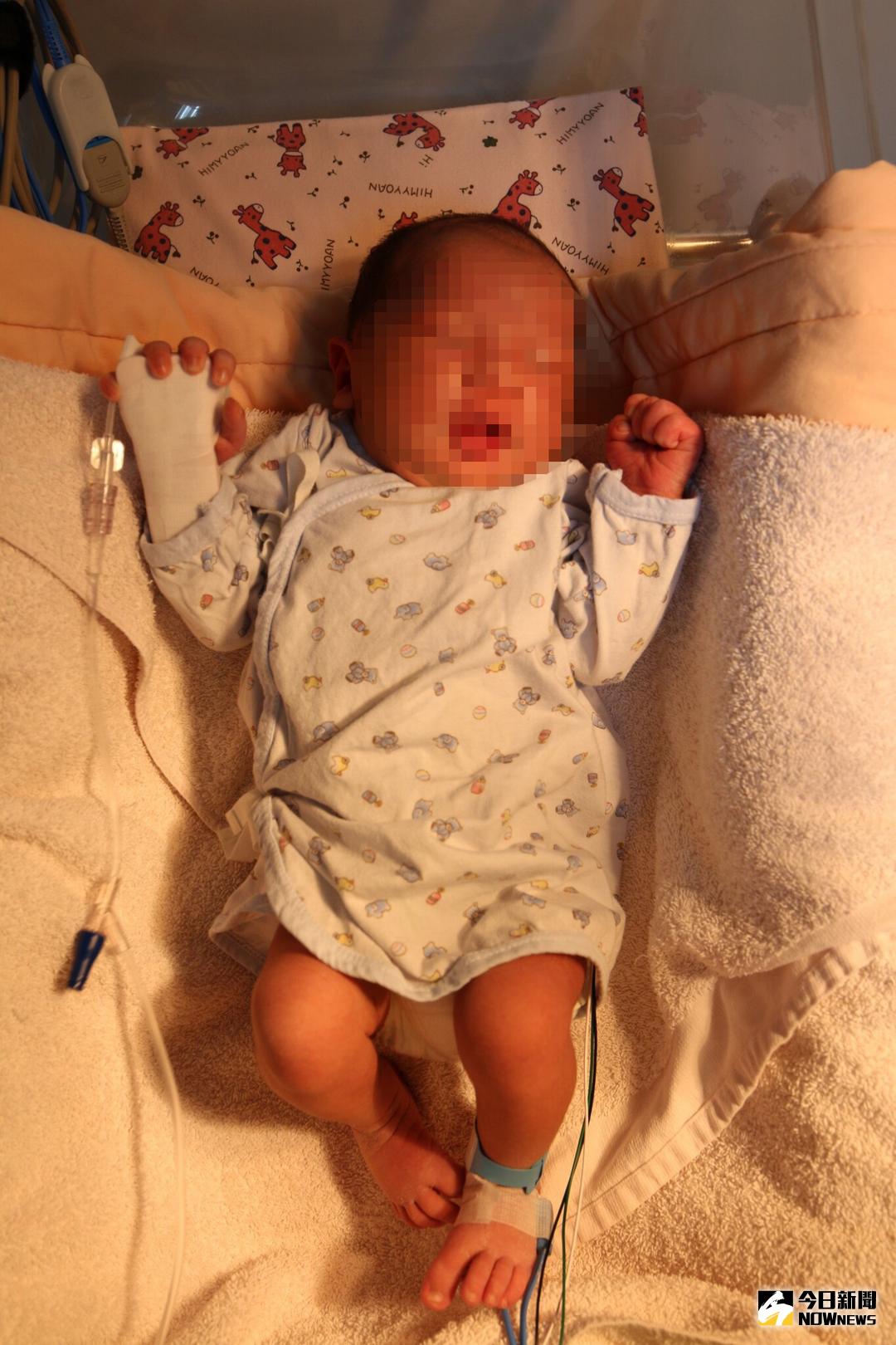 ▲一名足月大的男嬰，昨晚被人發現遺棄在新城鄉新生橋下，送往慈院救治，目前生命跡象，警方已公布照片，希望男嬰可以盡早回家。 （圖／慈濟醫院提供）