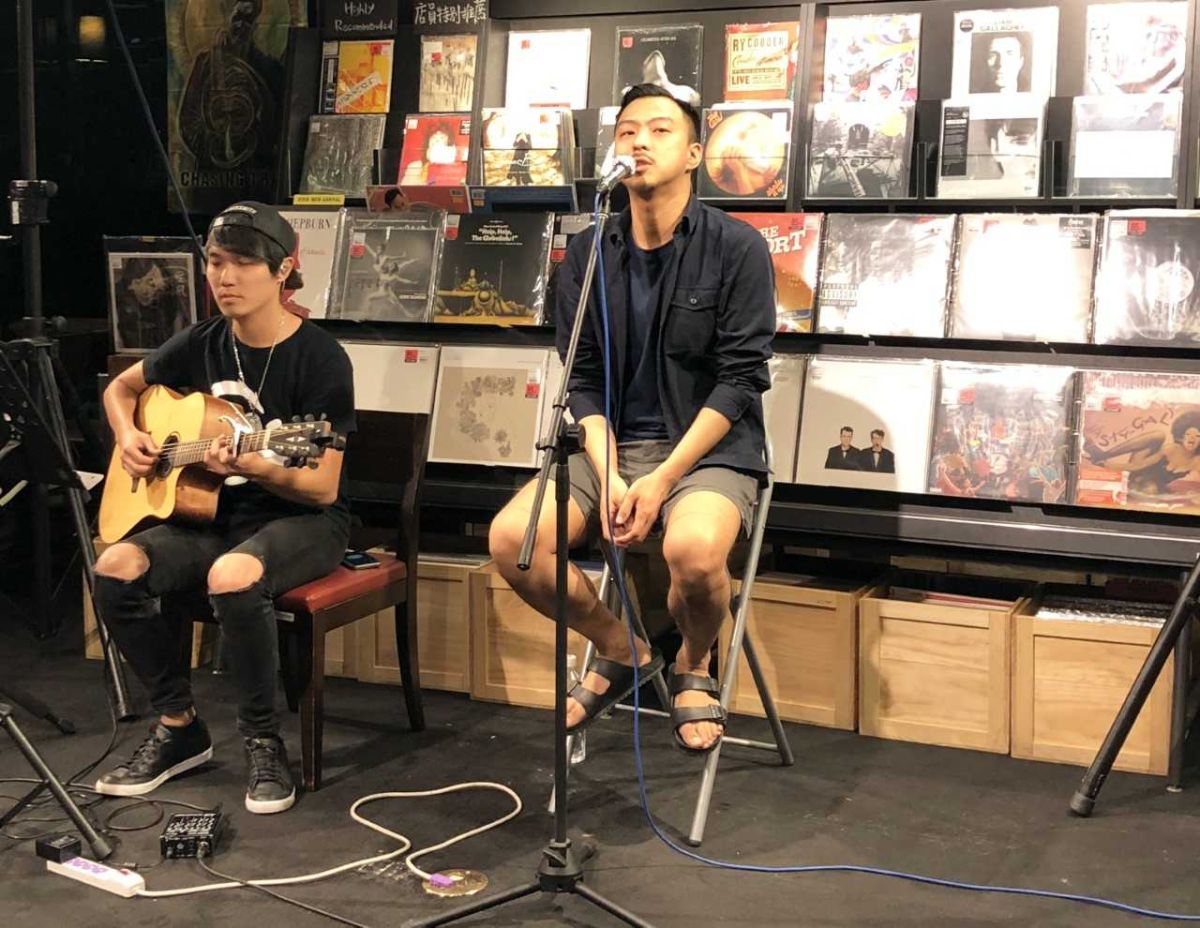 ▲賴慈泓為舒緩緊張感，特地穿著自己最愛的拖鞋、短褲，上台表演。（圖／混血兒娛樂提供, 2018.04.19）