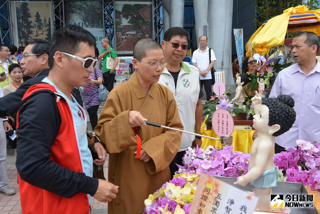 ▲佛光山圓福寺住持覺禹法師示範浴佛程序。（圖／記者郭政隆攝影2018.4.19）