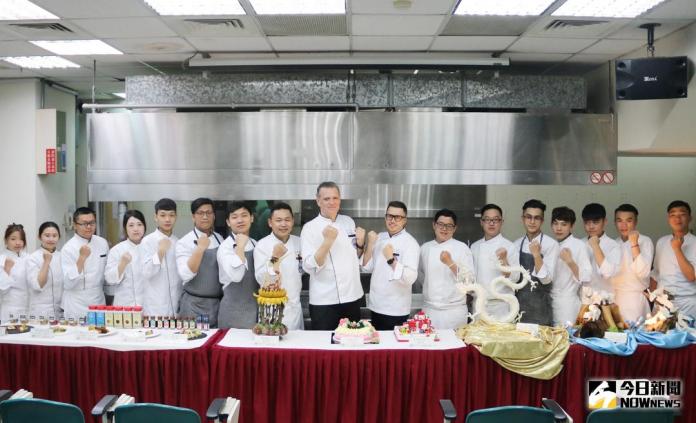 ▲弘光18位學生為了參加新加坡FHA國際廚藝挑戰賽，由老師帶領密集訓練。（圖／弘光科大提供 , 2018.4.20)