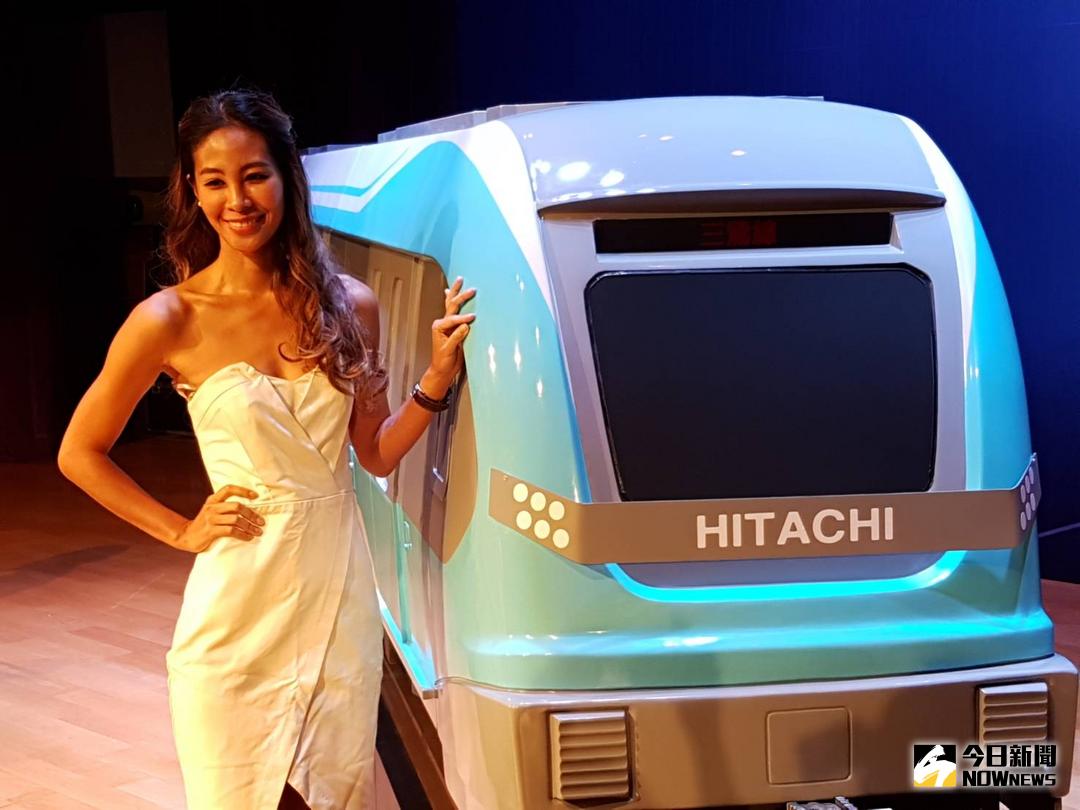 ▲捷運三鶯線列車外衣票選結果揭曉，淡藍色長波浪線條的列車十分搶眼、吸睛。（圖／記者蔡琇惠攝，2018.04.20）