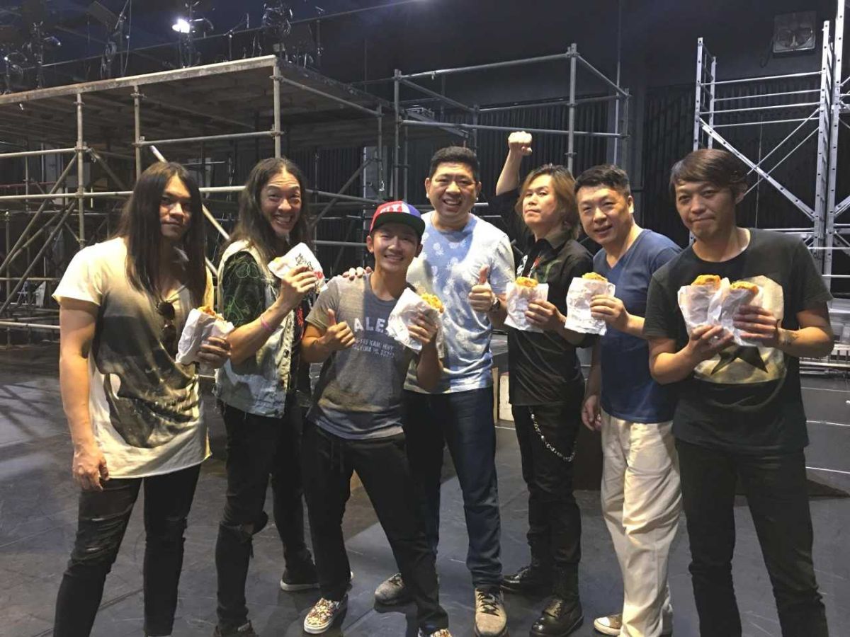▲董事長樂團首次挑戰音樂劇演出，NONO驚喜探班請吃雞排。（圖／獨一無二娛樂, 2018.04.20）