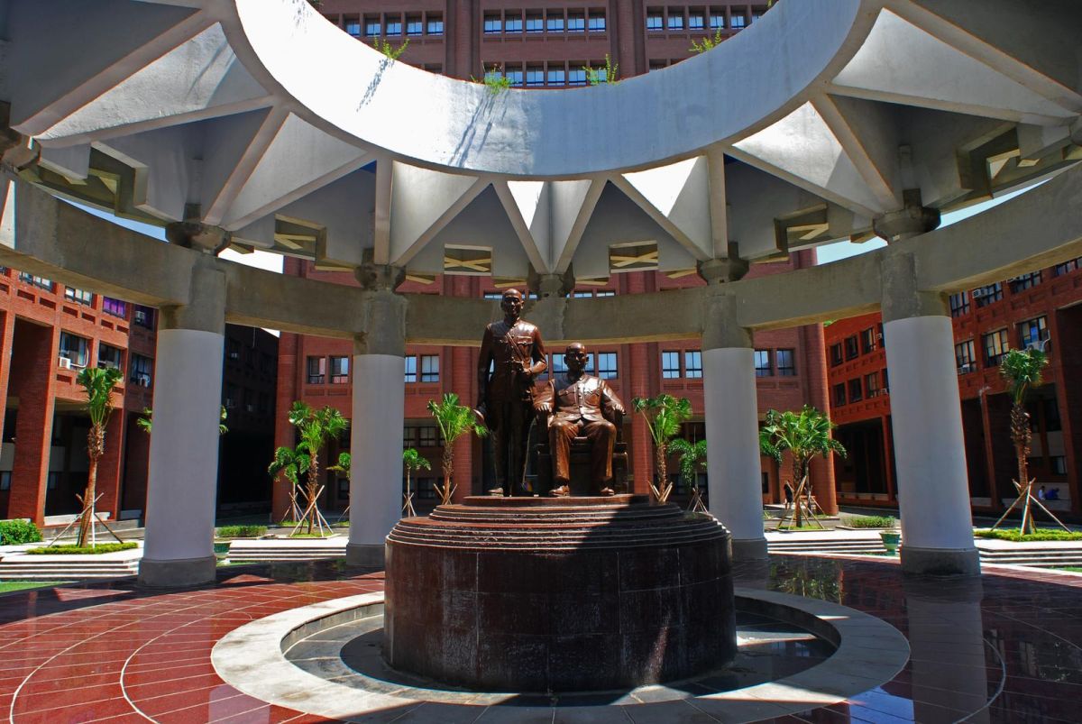 ▲孫中山銅像依公投結果維持現狀，蔣中正銅像則移動至校內其他地方。（圖／中山大學提供 , 2018.04.20）