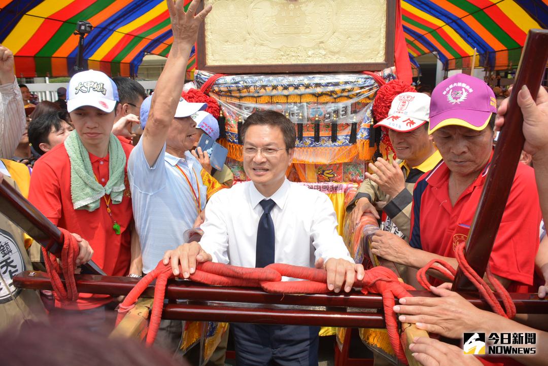 ▲2018戊戌年大甲媽祖遶境進香回鑾，彰化縣長魏明谷恭候聖駕回鑾，大批信徒爭相稜轎腳，省道擠得人山人海，警方採調撥車道紓解人車。（圖／記者陳雅芳攝，2018.04.20）