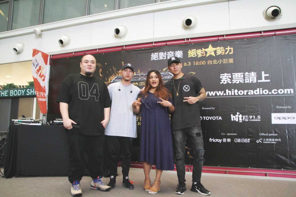 ▲頑童跟家家\\(右二\\)現身台中，為hito頒獎典禮進行造勢活動。（圖／Hit Fm聯播網提供, 2018.04.21）