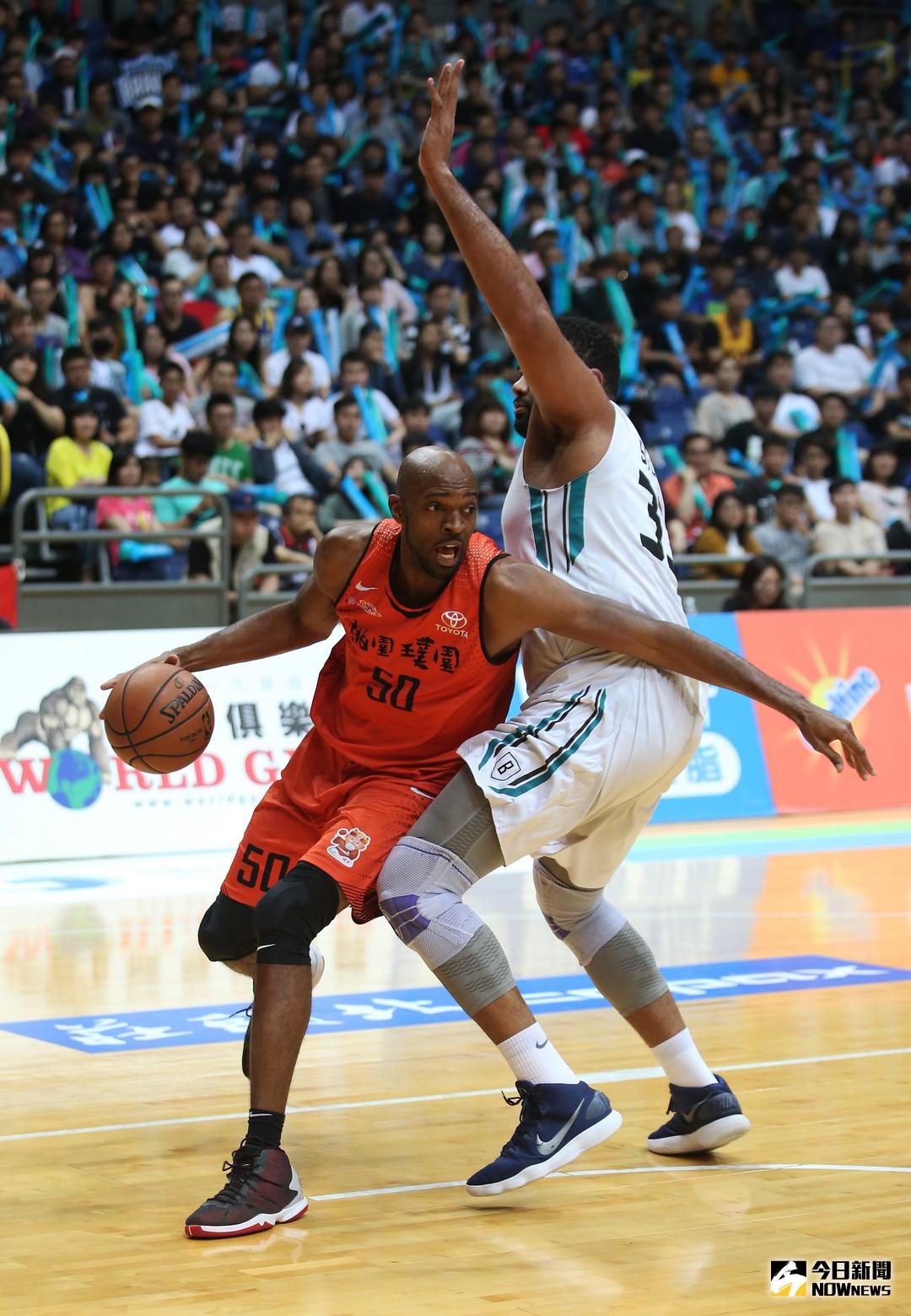 ▲璞園戴維斯\\(左\\)、富邦賽勒（圖／籃協提供）