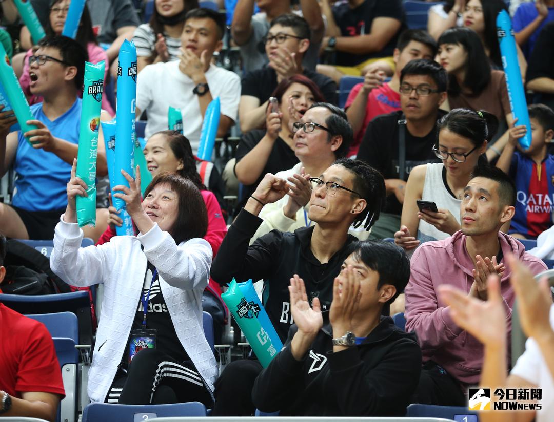 ▲林書豪一家人現身高雄巨蛋為「豪弟」林書緯加油。（圖／籃協提供）