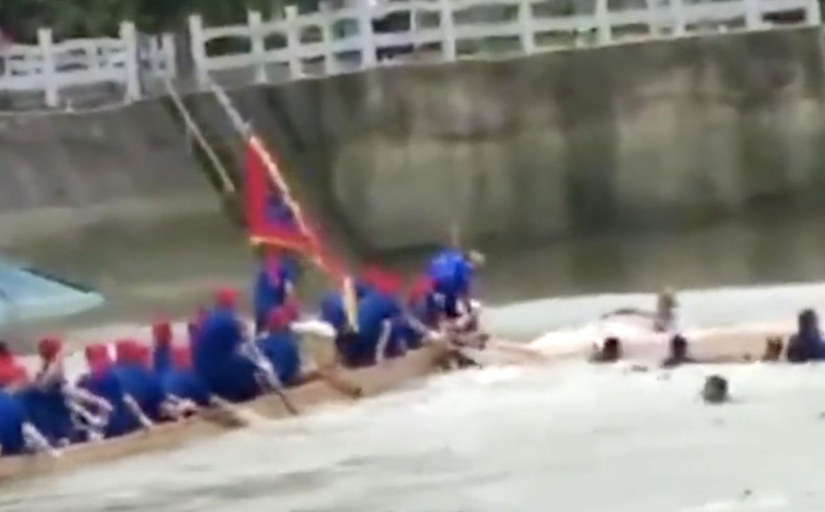 ▲中國大陸廣西桂林21日下午發生龍舟翻覆事故，釀17死。（圖／擷取自民眾拍攝畫面）
