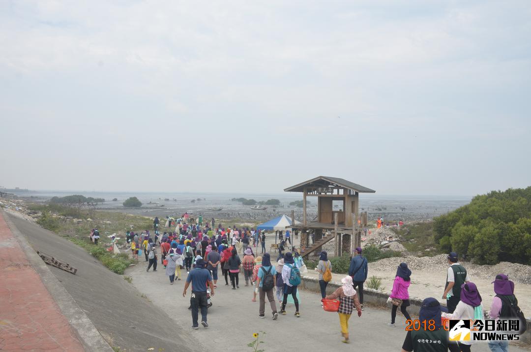 ▲422世界地球日，台電海域風電施工處、中部地區巡防局分別號召社區民眾進行淨灘，讓海岸線更潔淨。（圖／記者陳雅芳攝，2018.04.22）