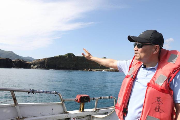 ▲侯友宜團隊23日邀請媒體從海上看深澳，同時也欣賞象鼻岩、酋長岩、蝙蝠洞。（圖／侯友宜辦公室提供）