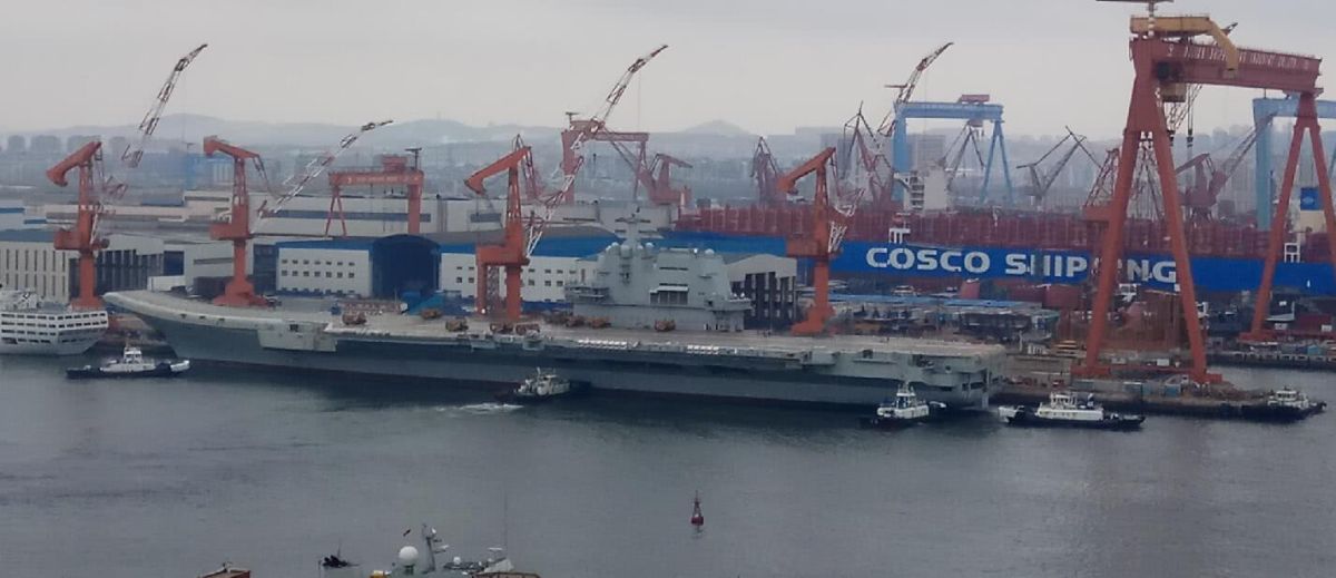 ▲中國大陸001A航艦在在6艘拖船的協助下緩緩移動。（圖／翻攝自環球網 , 2018.4.23）